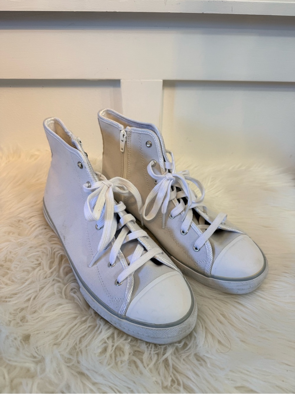 💫10/$25 • Skecher Street White High Top Sneakers